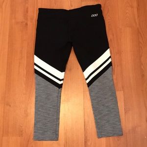 Size small Lorna Jane legging crops